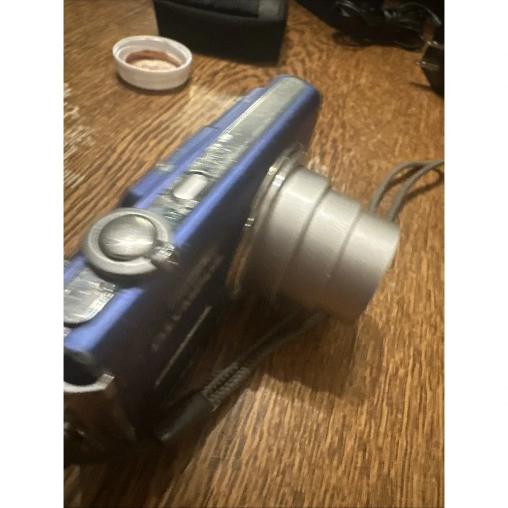 Olympus FE FE-330 8.0MP Digital Camera - Blue Crusty and lcd doesnt come on